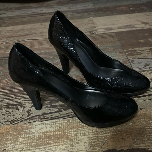 Fioni size 6 black heal. Brand New - Picture 2 of 3